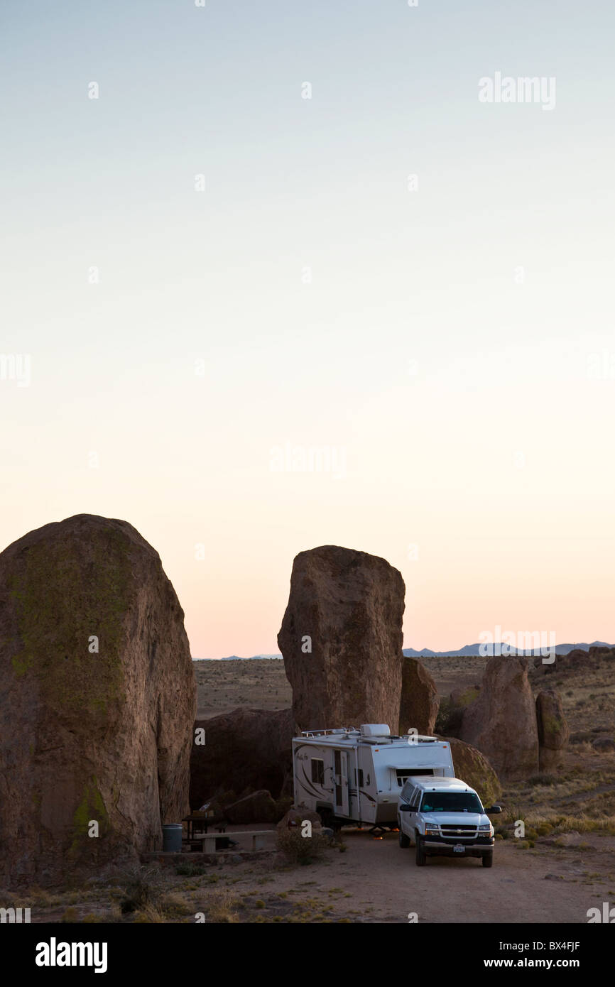 RV camping in mezzo monolitico formazioni di roccia e Cielo di tramonto presso la città di roccia del parco statale campeggio nel Nuovo Messico, Stati Uniti d'America. Foto Stock