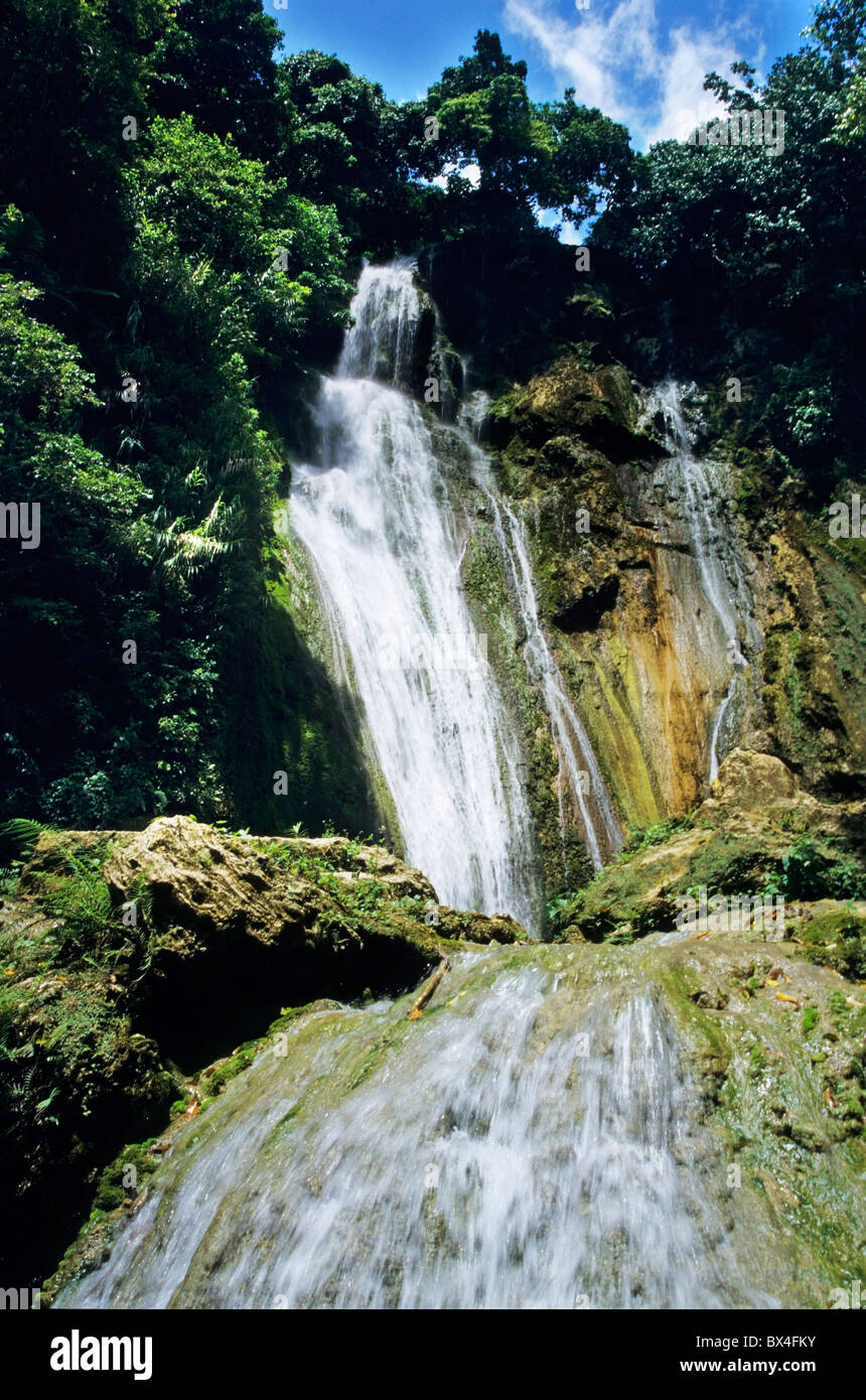 Belle cascate di mele cadute circondato da vegetazione lussureggiante, Isola di Efate, Vanuatu. Foto Stock