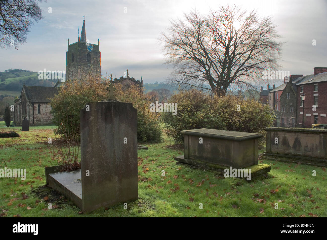 La Chiesa di Santa Maria e il sagrato, Wirksworth, Derbyshire Foto Stock