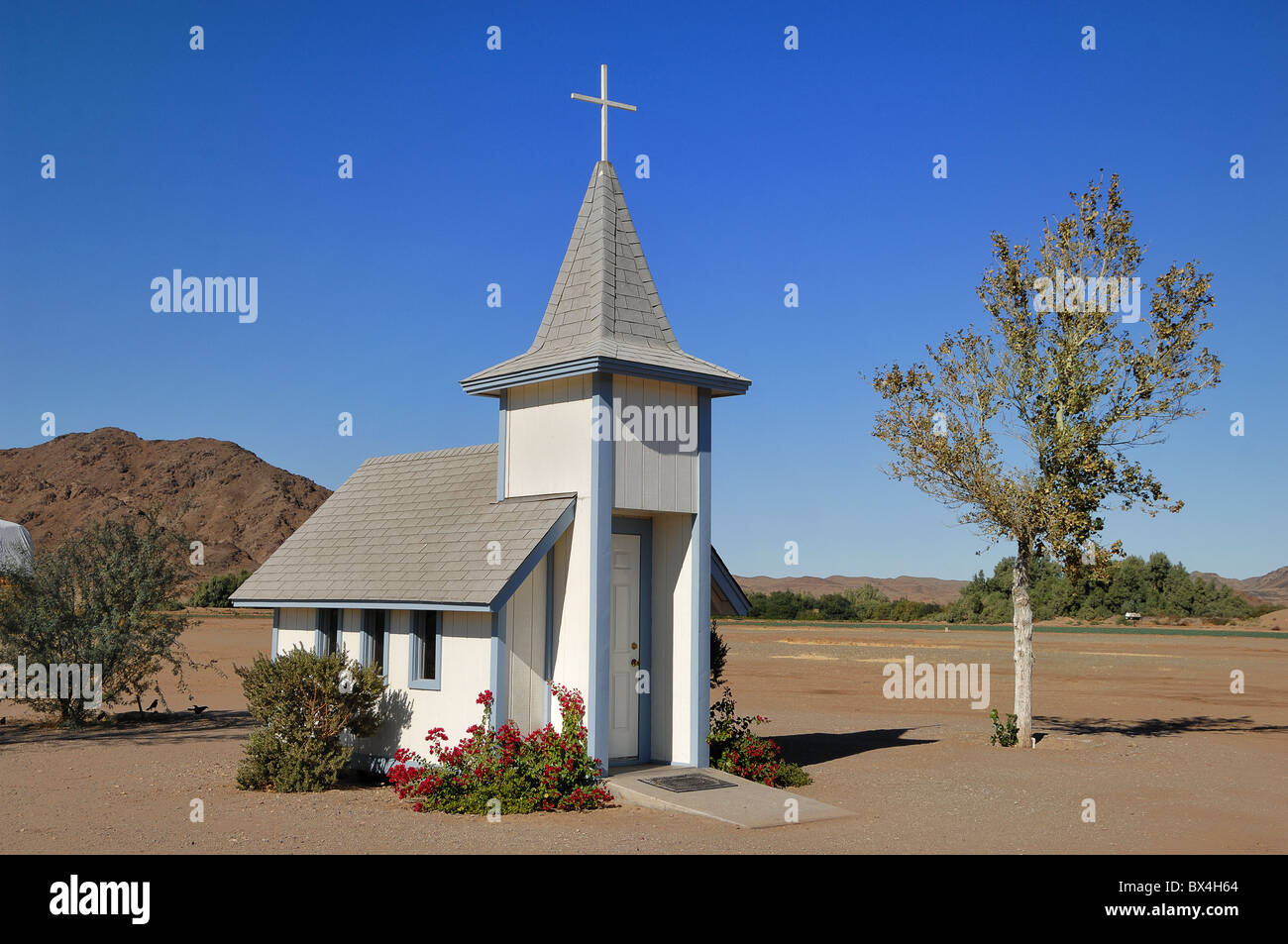 Questa piccola ma bellissima cappella si trova accanto all'Autostrada 95 in valle a cupola, vicino a Yuma, Arizona, Stati Uniti. Foto Stock