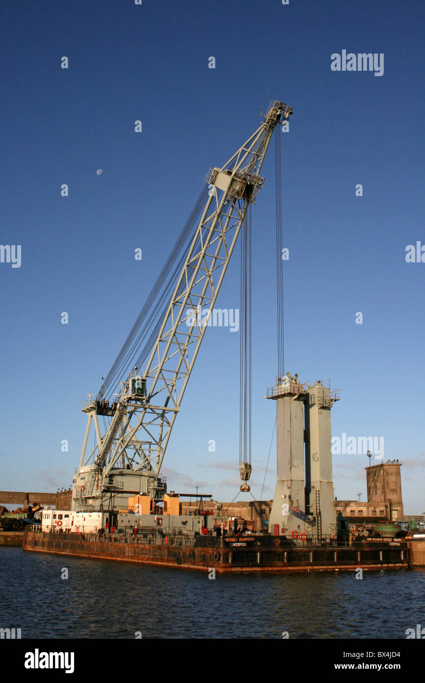 La gru galleggiante il 'Mersey Mammoth' si trova nel dock di Liverpool, Regno Unito Foto Stock