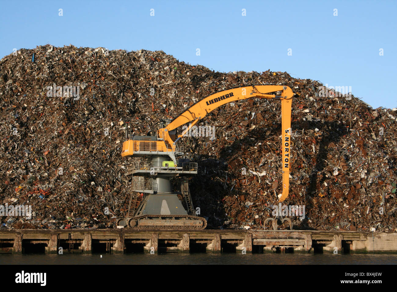 La gru è accanto a un mucchio di rottami metallici a Liverpool Docks, REGNO UNITO Foto Stock