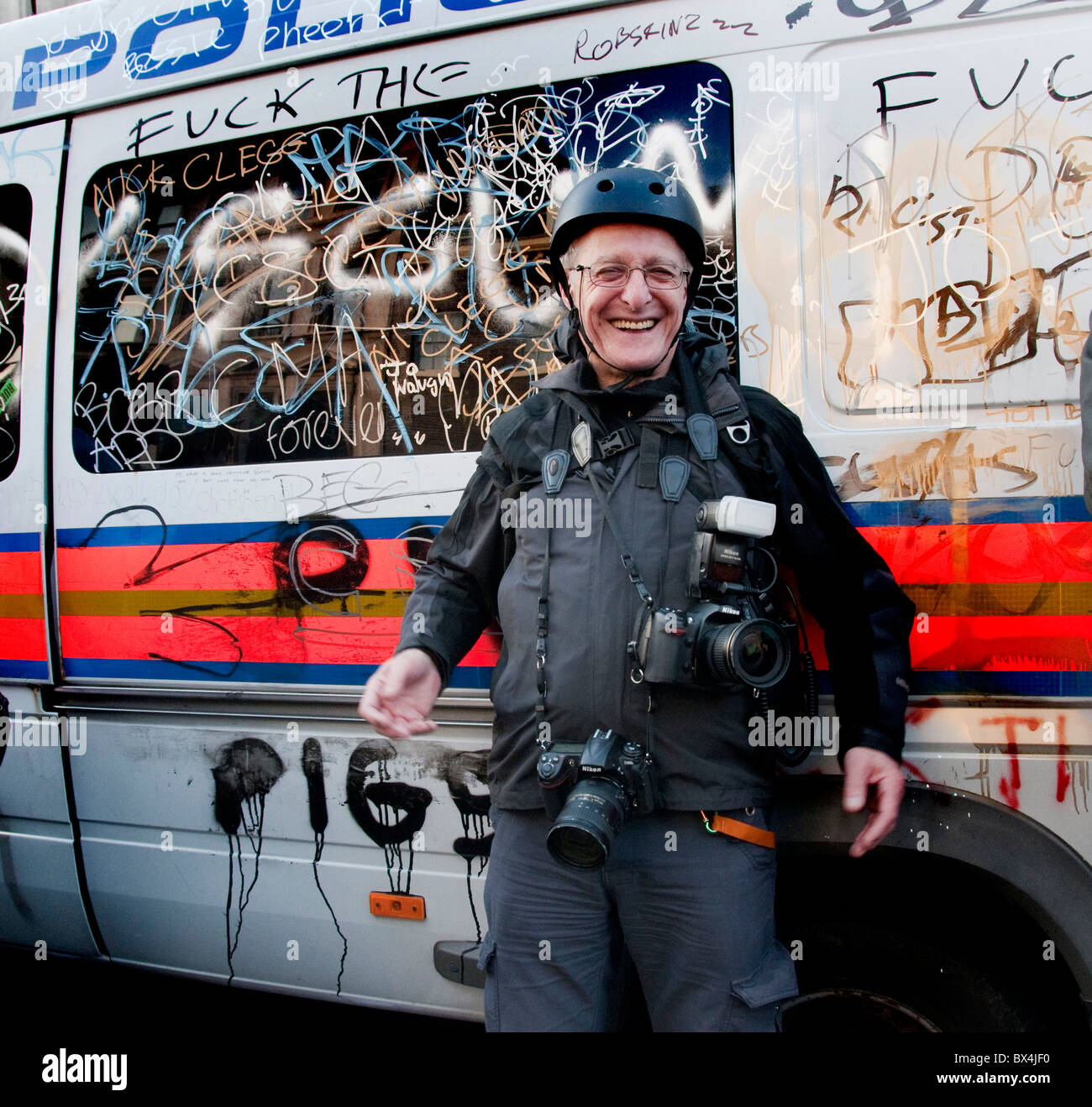 Fotografo e fotoreporter David Hoffman alla protesta degli studenti sulle tasse Londra 24.11.10 Foto Stock