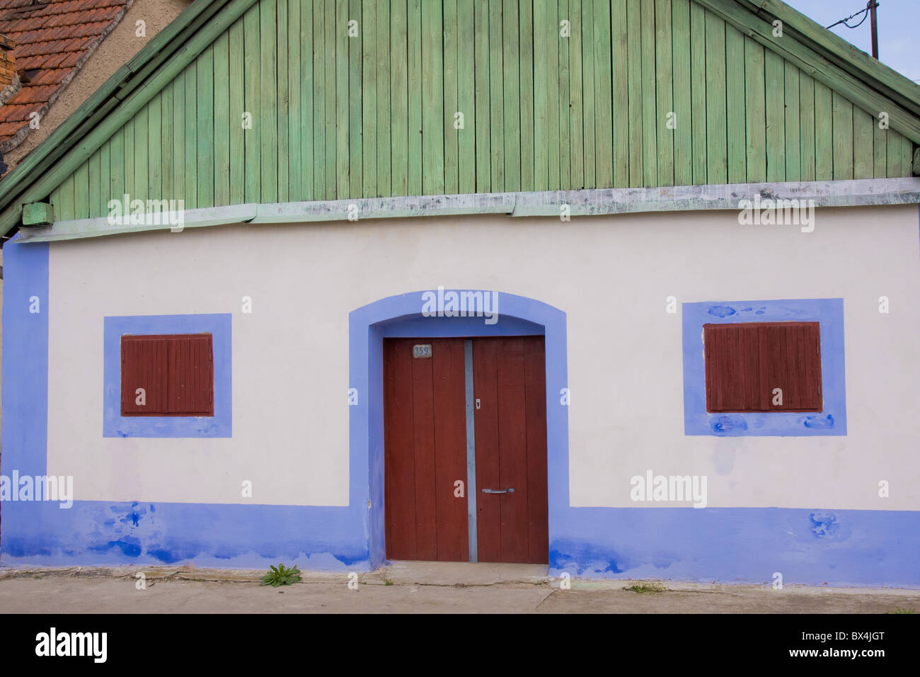 Colorato la grotta del vino nella pittoresca regione del vino della Moravia del sud, Repubblica ceca Foto Stock