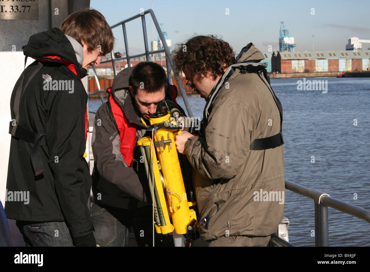 Scienziati marini campionamento delle acque in bacini di Liverpool, Regno Unito Foto Stock