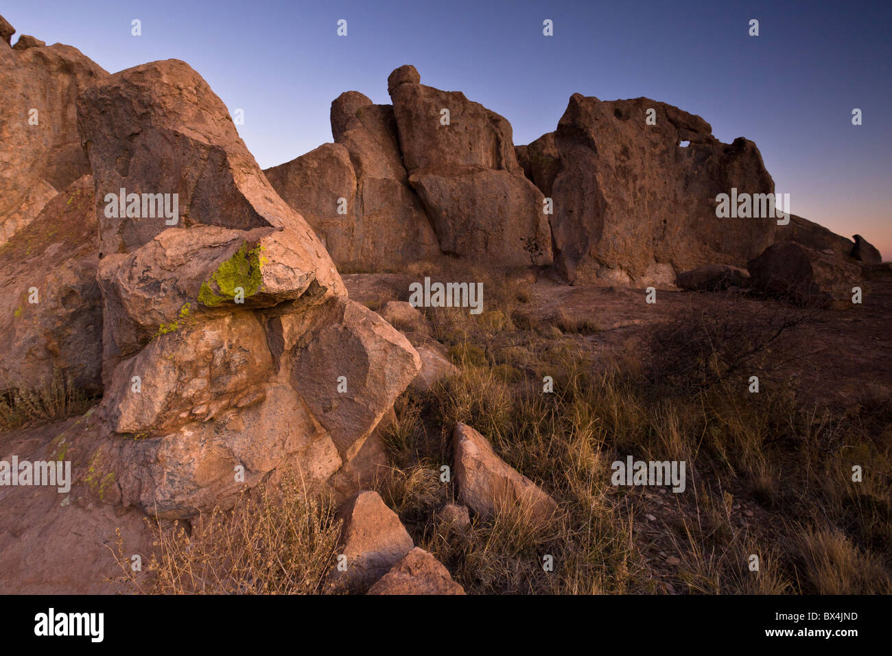 Formata da ceneri vulcaniche 30 milioni di anni fa, l'esclusivo Monolithic formazioni rocciose dominano la città di roccia del parco statale nel Nuovo Messico, Stati Uniti d'America. Foto Stock