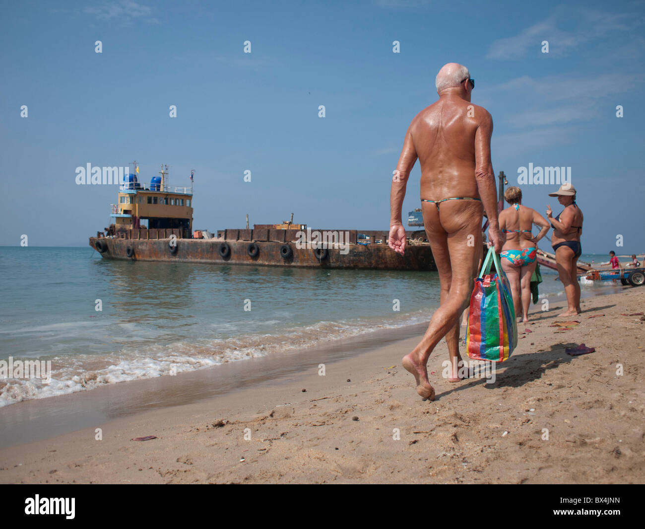 Il vecchio uomo a camminare sulla spiaggia con perizoma biancheria intima  Foto stock - Alamy
