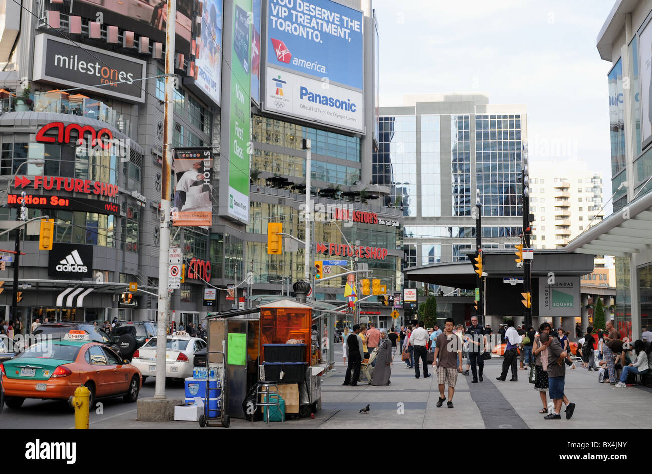 Il canyon urbano, del centro cittadino di Toronto, all'angolo di Yonge e Dundas Foto Stock