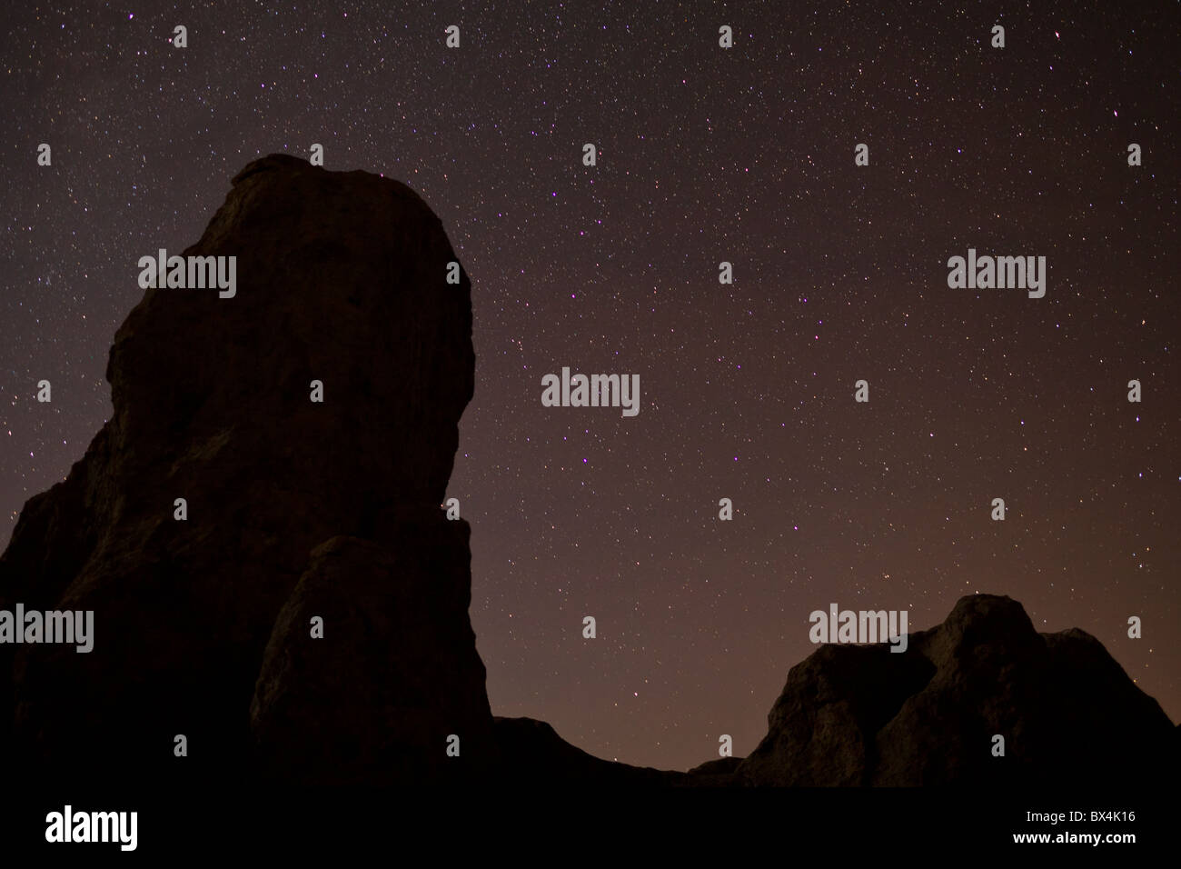 Silhouette monolitico di formazioni di roccia vulcanica e il cielo notturno di stelle a Città di roccia del parco statale nel Nuovo Messico, Stati Uniti d'America. Foto Stock