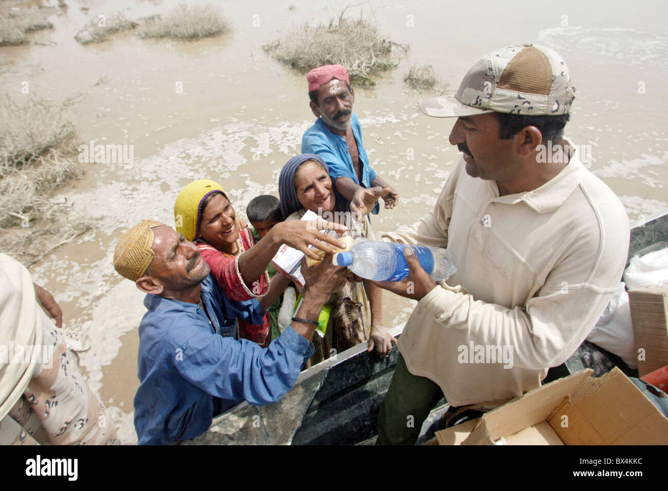 I militari la distribuzione di forniture di soccorso alle vittime delle inondazioni, Shadhat Kot, Pakistan Foto Stock