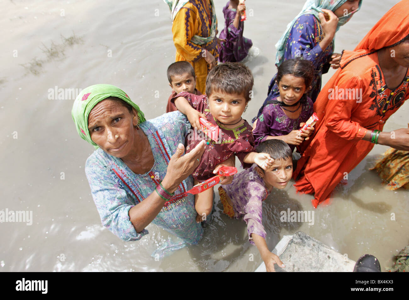 Vittime delle inondazioni getting di forniture di soccorso, Shadhat Kot, Pakistan Foto Stock