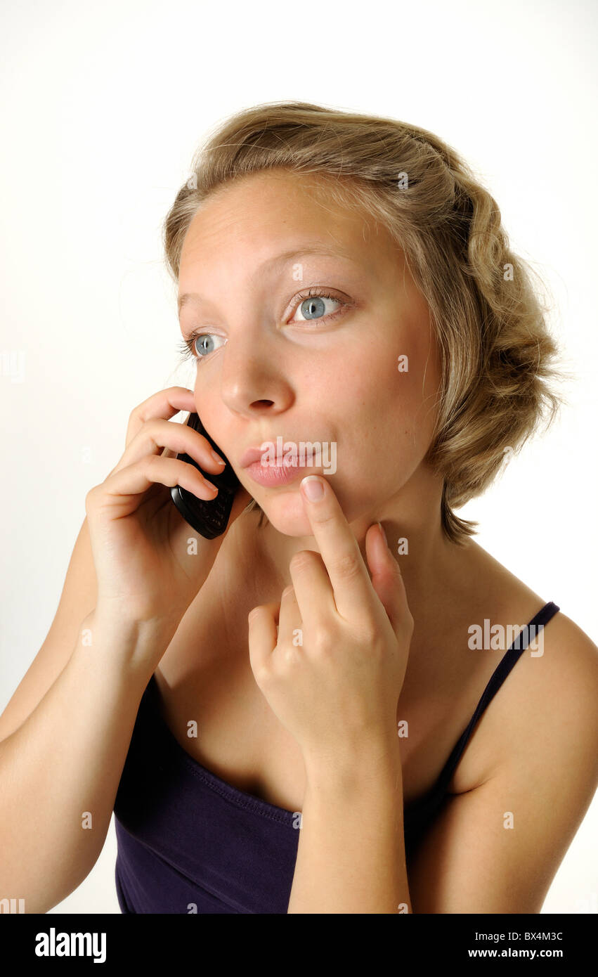 Giovane donna utilizzando un telefono cellulare Foto Stock