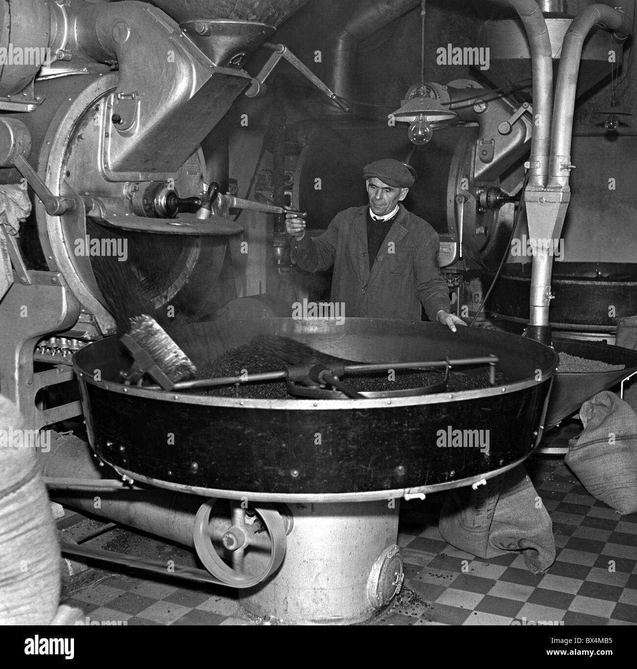 Praga - la Cecoslovacchia, 1950. Lavoratore arrosti i chicchi di caffè in pezzatura industriale tostatore.. CTK Vintage foto Foto Stock