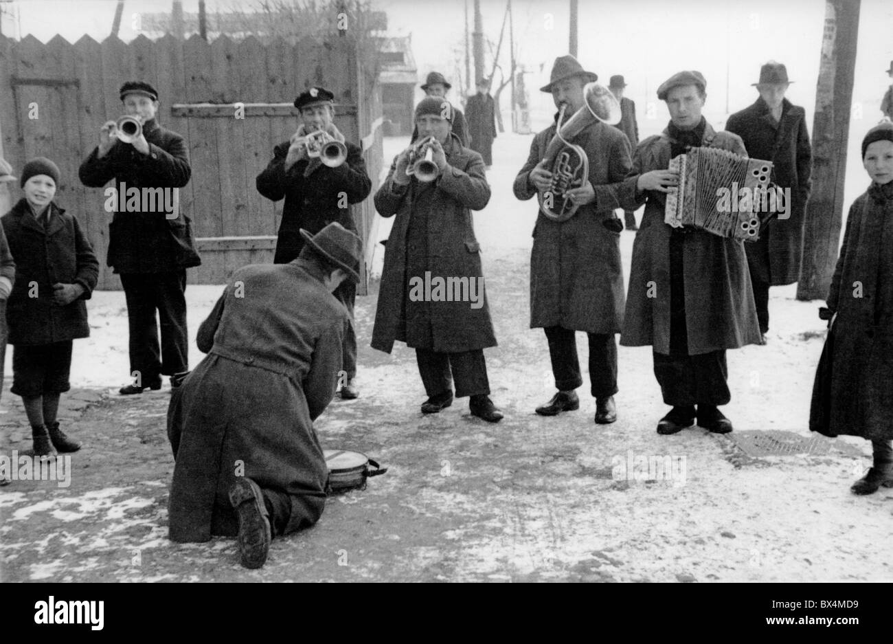 La Cecoslovacchia, 1934, musicisti di strada a giocare per soldi durante i tempi duri Foto Stock
