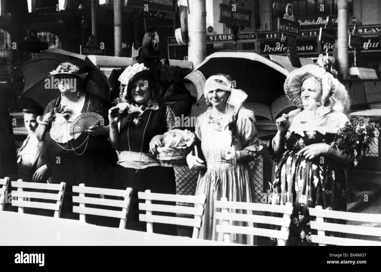 Praga 1935, donne, tutti di nome Anna, in abiti sofisticati celebrare San Anna nome giorno. Foto Stock