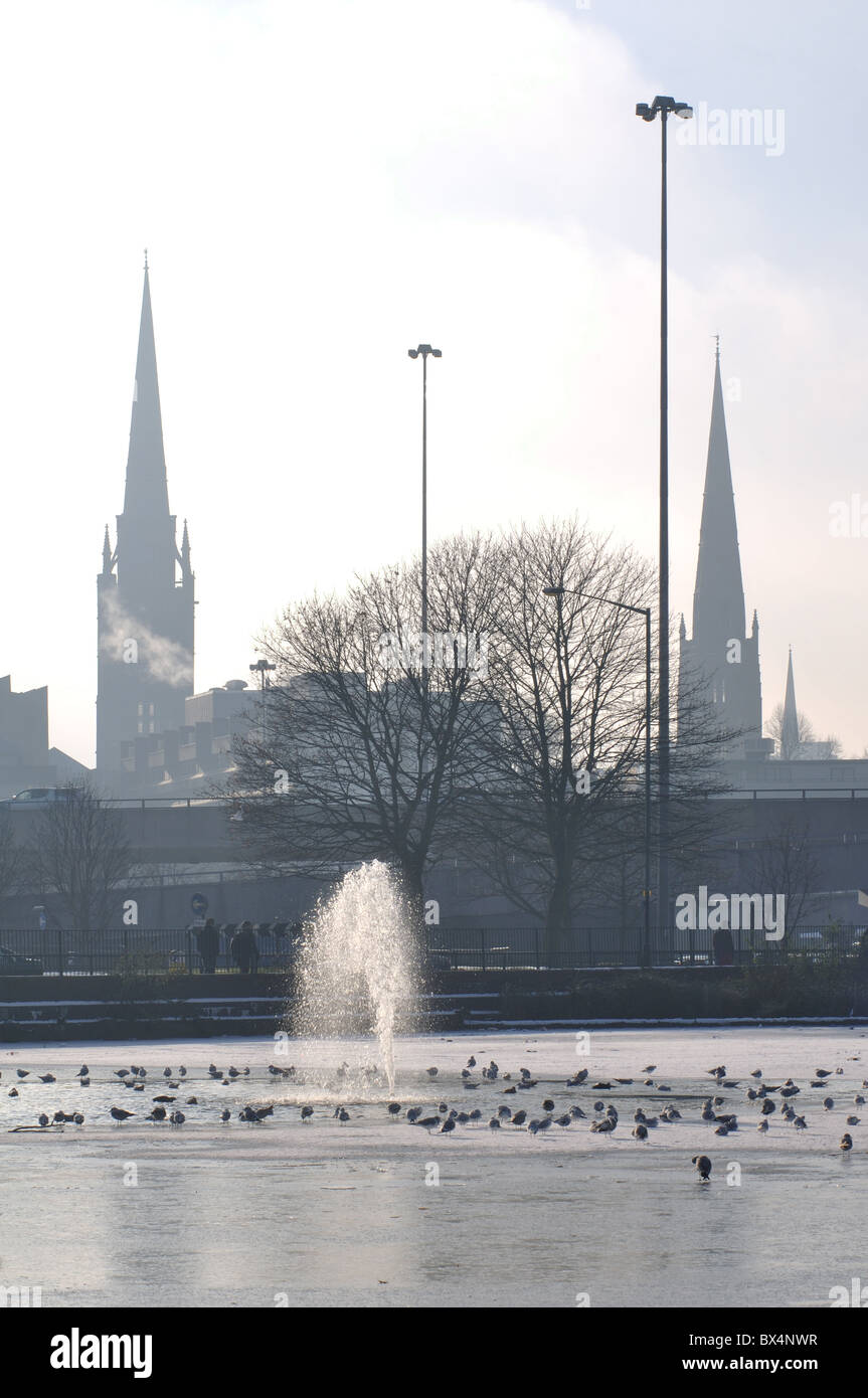 Swanswell piscina e la vecchia cattedrale e la chiesa della Santa Trinità spires in inverno, Coventry, England, Regno Unito Foto Stock Swanswell piscina e la vecchia cattedrale e la chiesa della Santa Trinità spires in inverno, Coventry, England, Regno Unito Foto Stock
