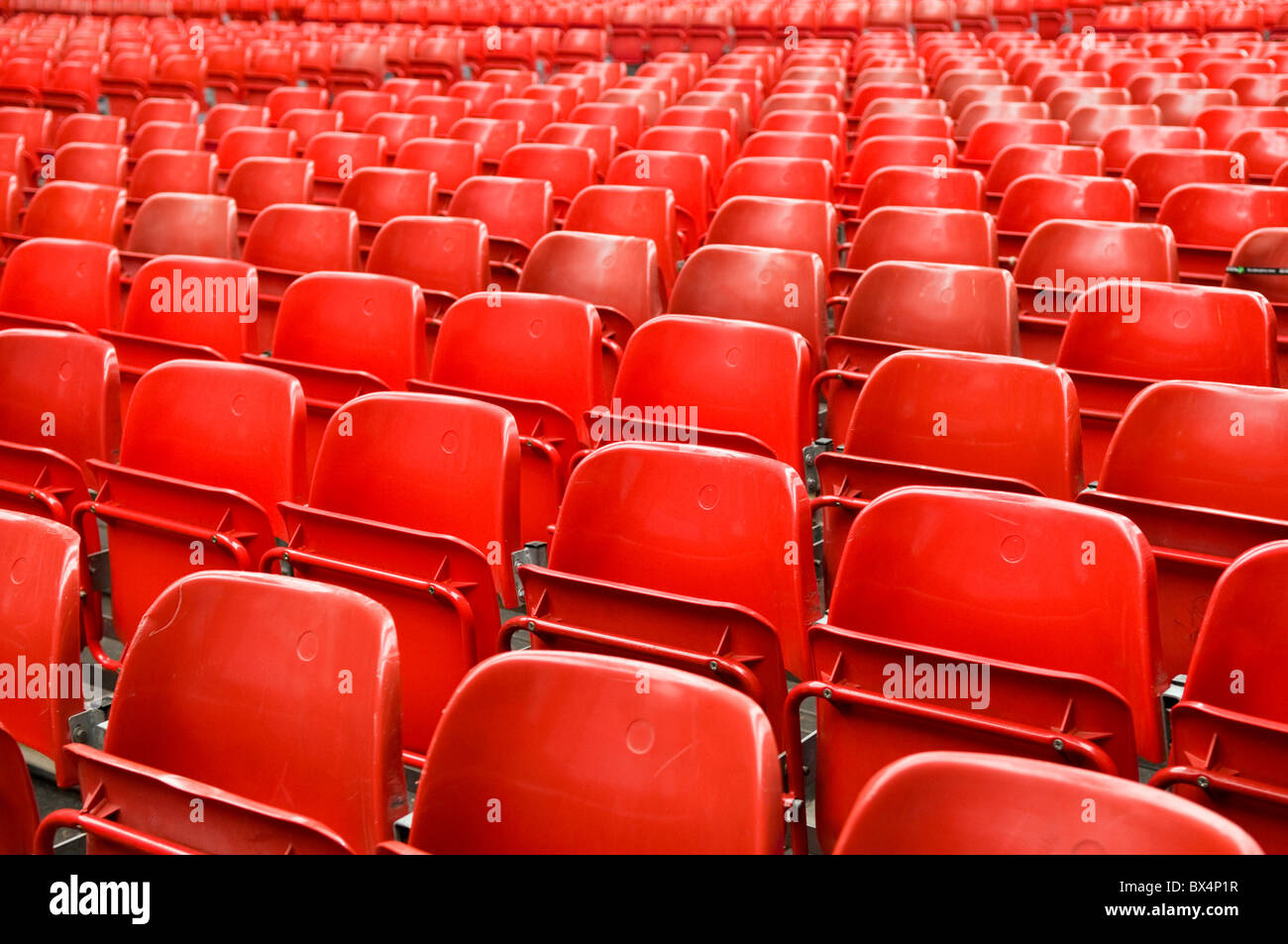 File di sedili rosso a Londra Olympia Foto Stock