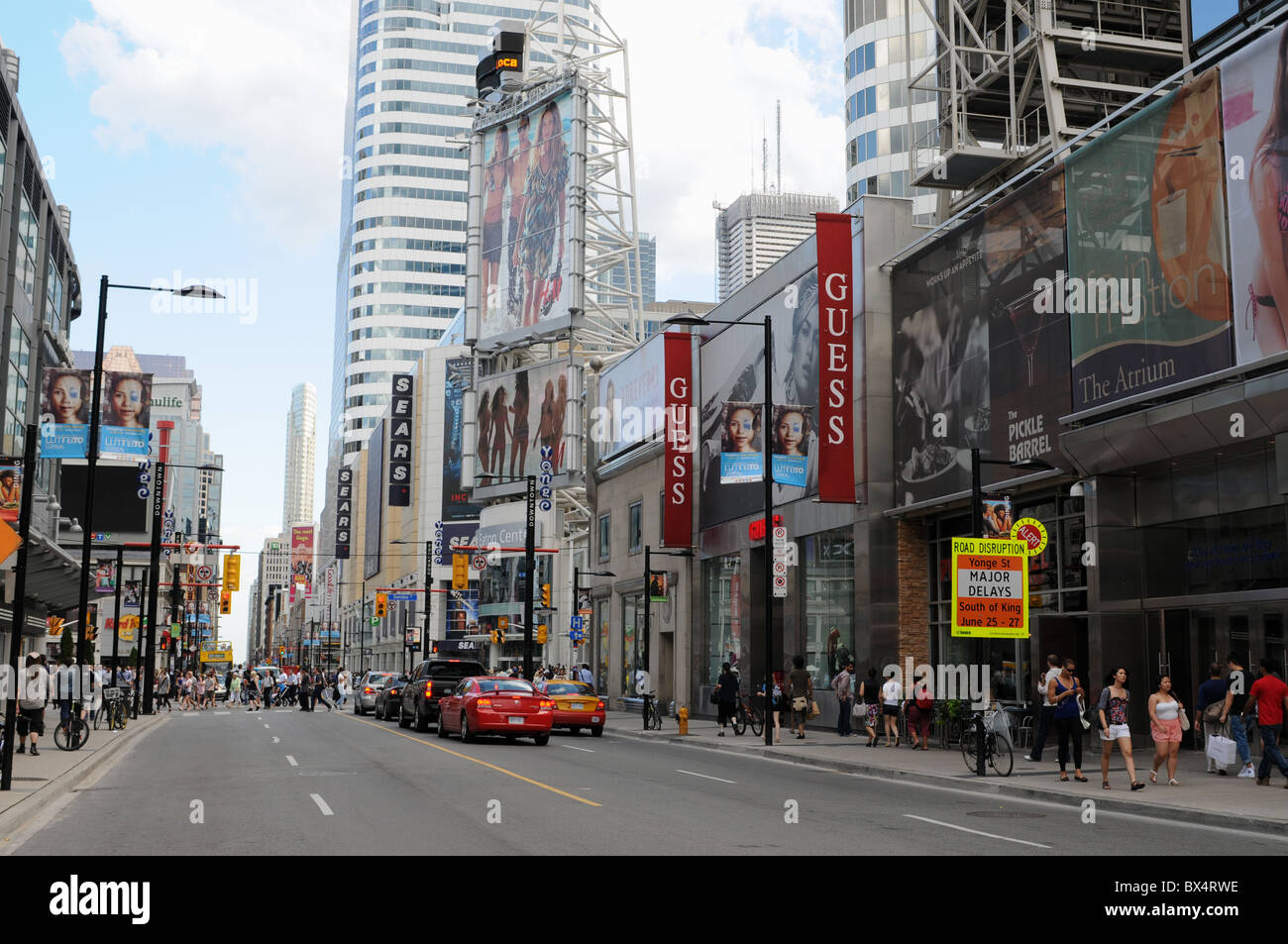 Guardando a sud verso la parte inferiore del mondo la più lunga strada -- Yonge Street -- in una giornata di sole nel centro cittadino di Toronto Foto Stock