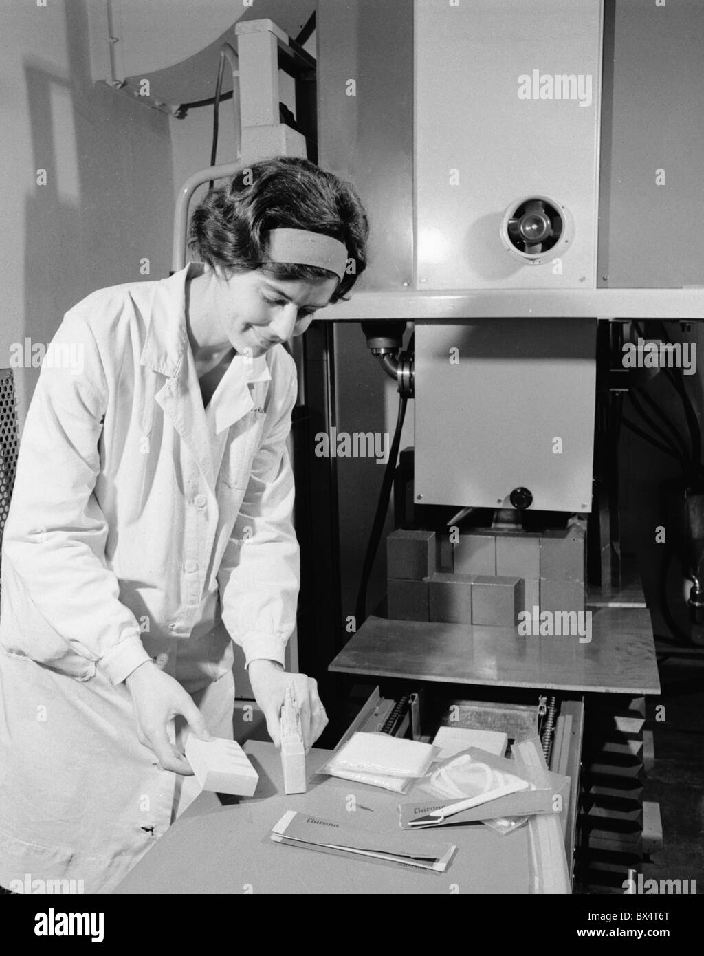 Praga 1968, scienziato la sterilizzazione con radiazione farmaceutical e prodotti ospedalieri Foto Stock