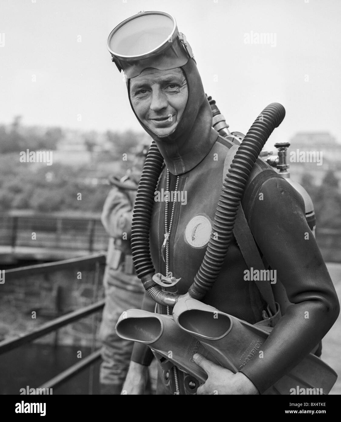 Praga, 1963 subacqueo che indossa ingranaggio storico prima del suo lancio nel fiume Moldava. CTK Vintage foto Foto Stock