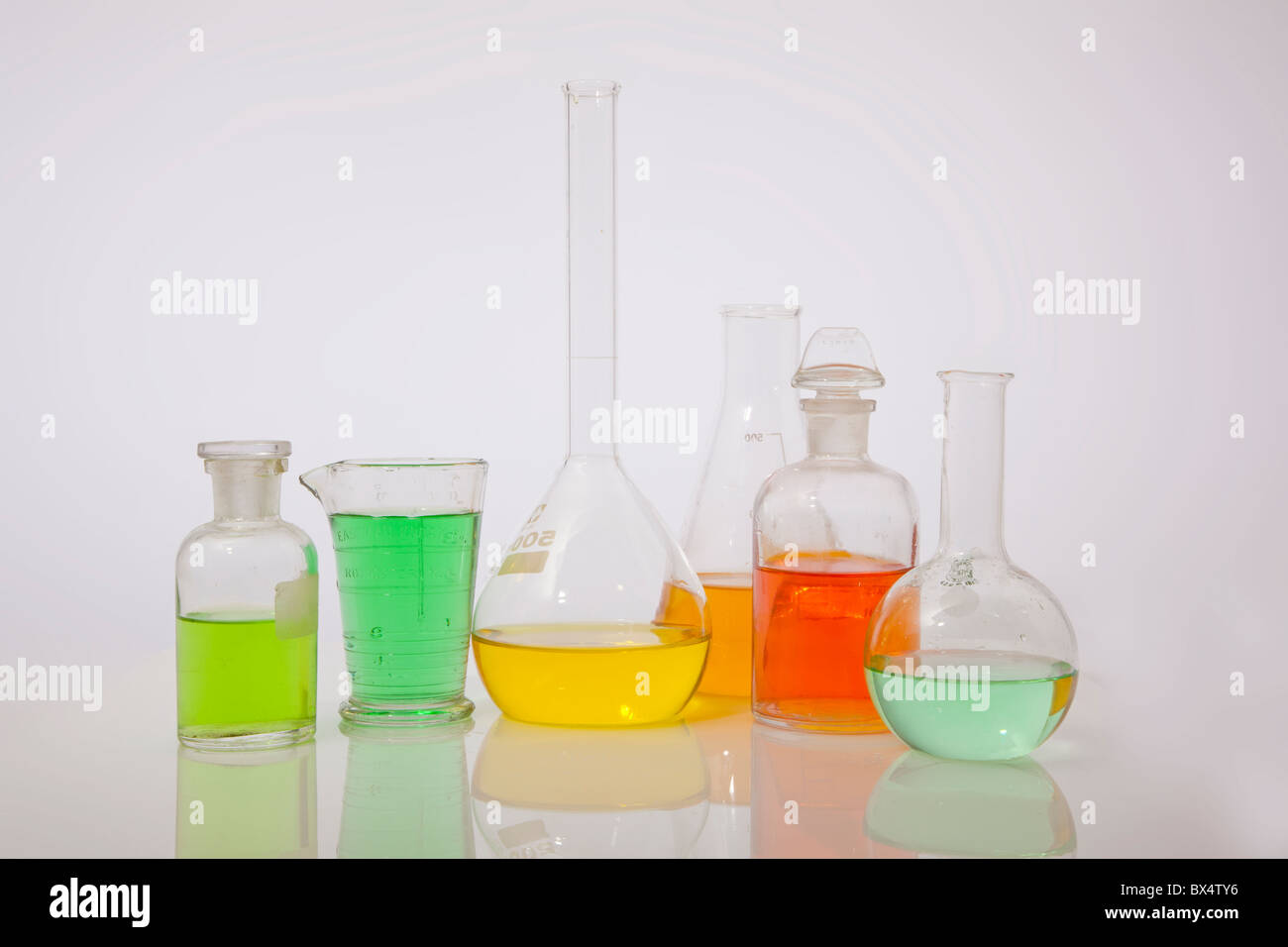 Sei palloni di chimica con liquidi colorati Foto Stock