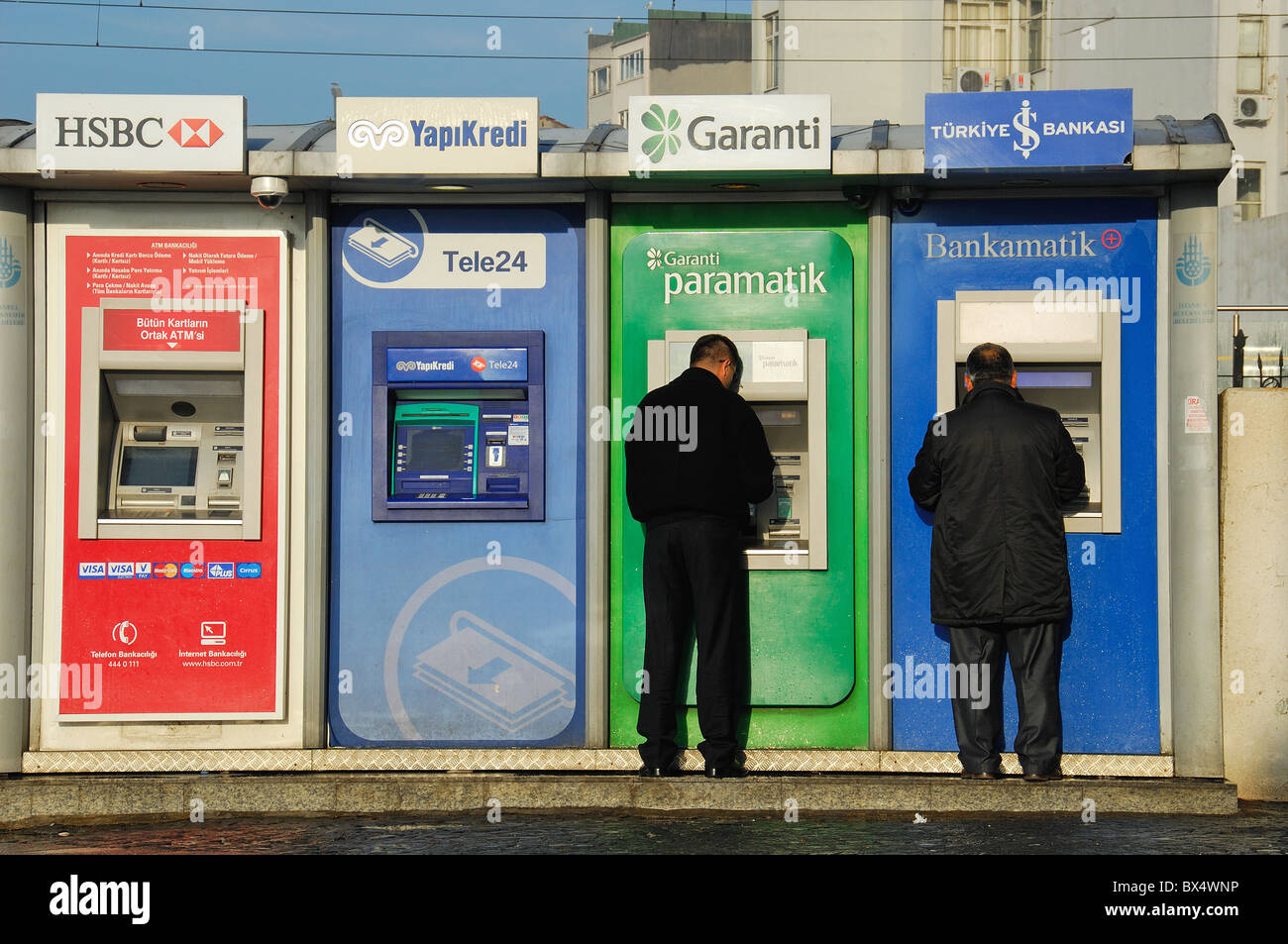 ISTANBUL, Turchia. Una fila di sportelli automatici in Karakoy, con i clienti a ritirare contanti. 2010. Foto Stock