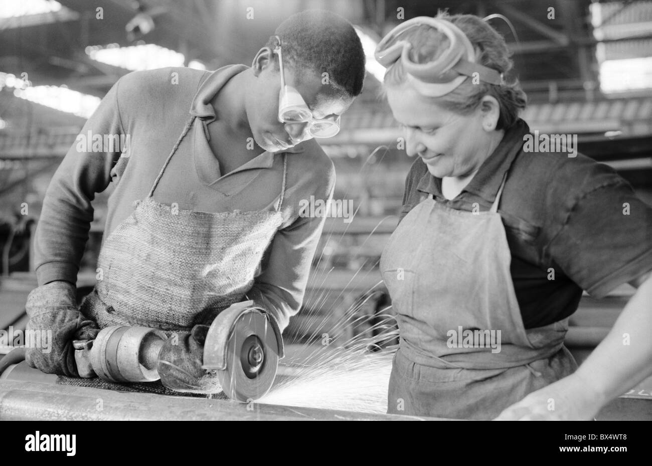 Camerun nato lavoratori apprende il commercio con l aiuto della femmina in acciaio CECA lavoratore Cecoslovacchia 1963. (CTK foto / Jan Tachezy) Foto Stock