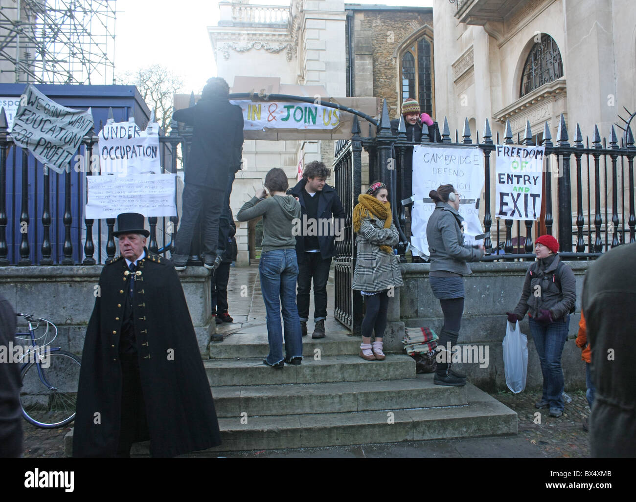 Gli studenti protestavano al di fuori di una università di Cambridge Foto Stock