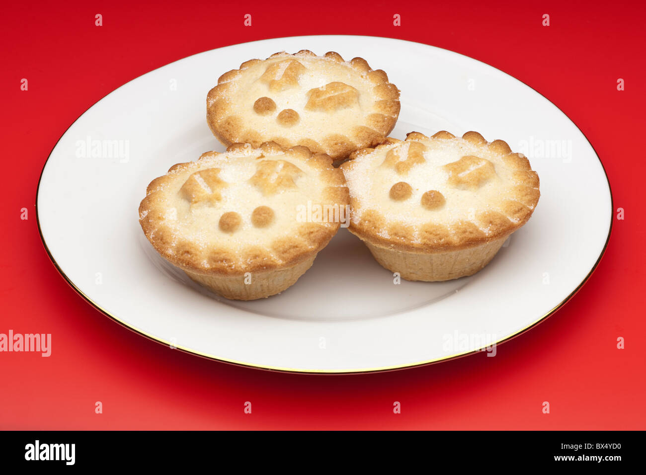 Tre tritare la torta su una piastra bianca Foto Stock