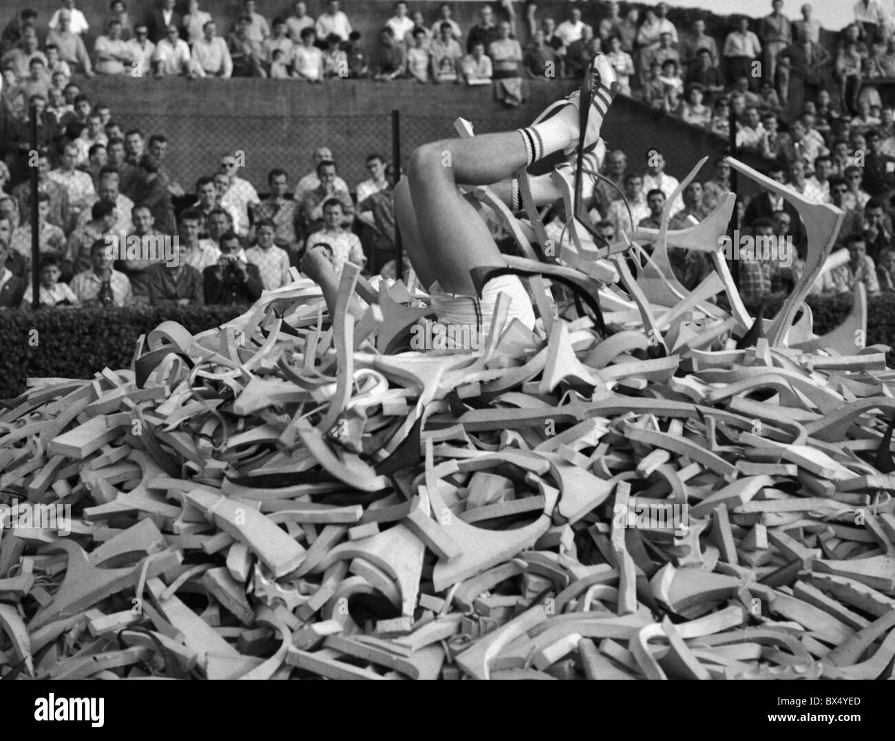 Pole Vault concorrente scende dolcemente in schiuma dopo il salto. Praga, Cecoslovacchia 1963. (CTK foto / Zdenek Havelka) Foto Stock