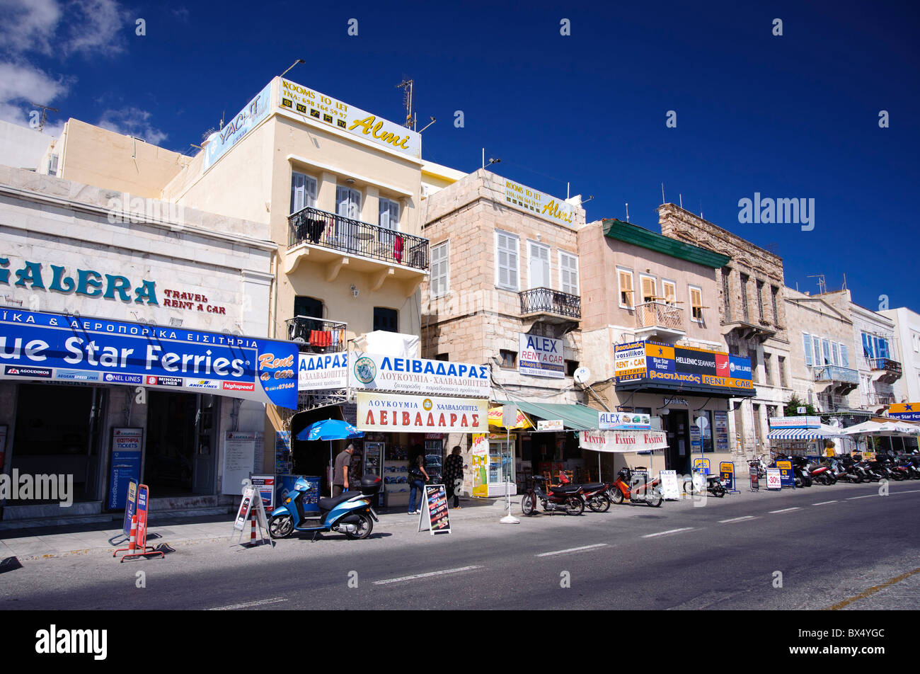 Le aziende sulla strada principale di Ermoupolis, sul Greco Cyclade isola di Syros Foto Stock