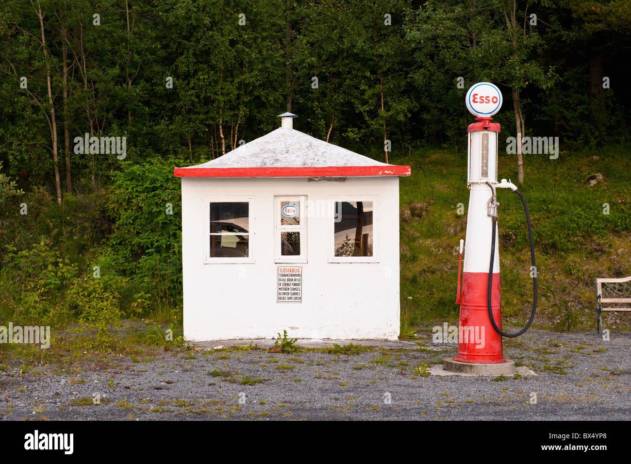 Esso vecchia stazione di benzina dalla strada principale E6 su Hamaroy, nel nord della Norvegia Foto Stock