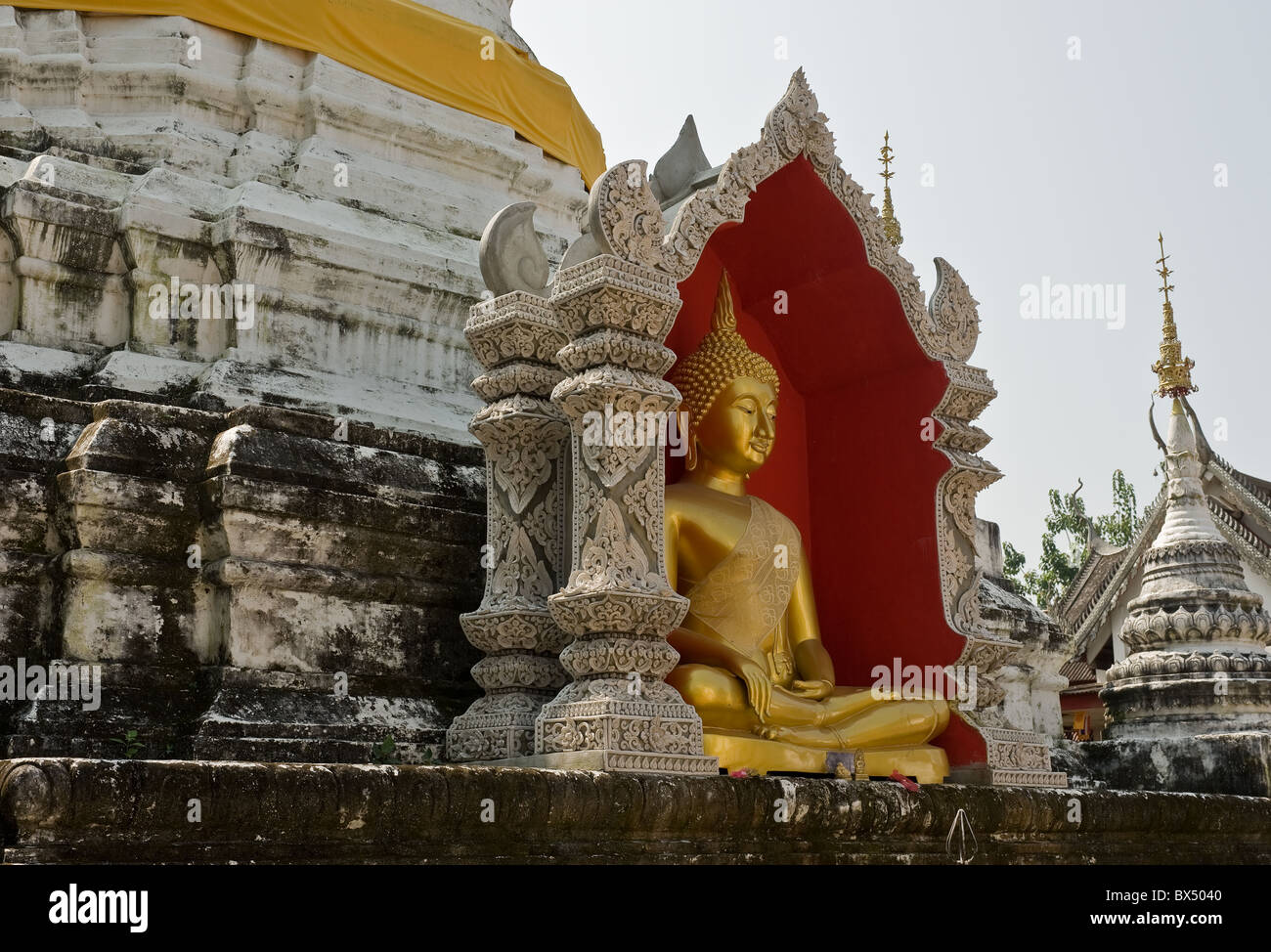 Un Buddha a Wat Buppharam in Chiang Mai in Thailandia Foto Stock