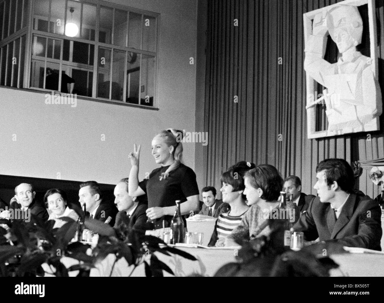 Vera Caslavska, riunione, gesto, V segno di vittoria Foto Stock