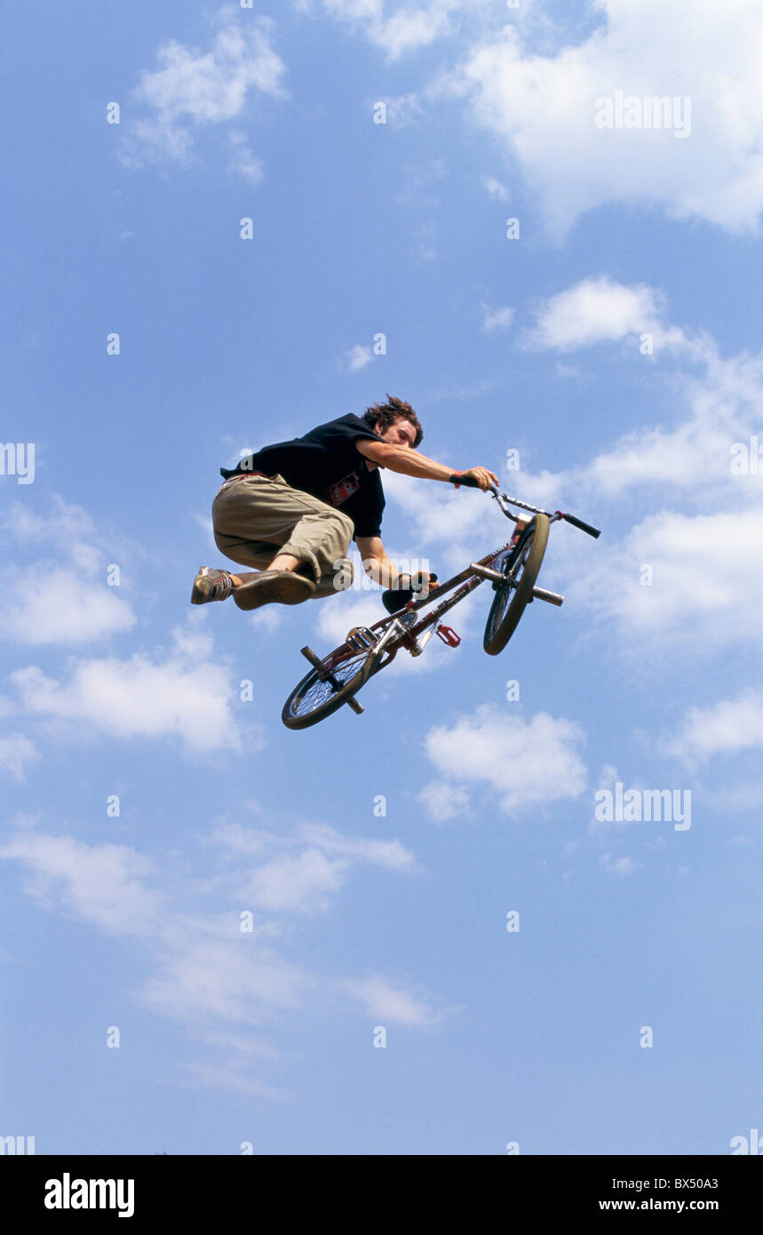 Freestyle BMX rider prende il cielo sulla sua bicicletta a giochi urbani in Clapham Common. Foto Stock