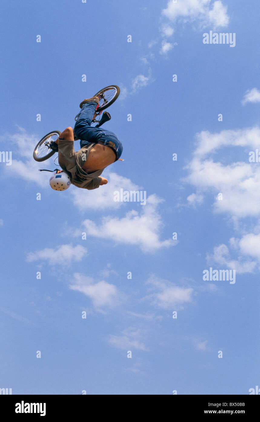 Freestyle BMX rider prende il cielo sulla sua bicicletta a giochi urbani in Clapham Common. Foto Stock