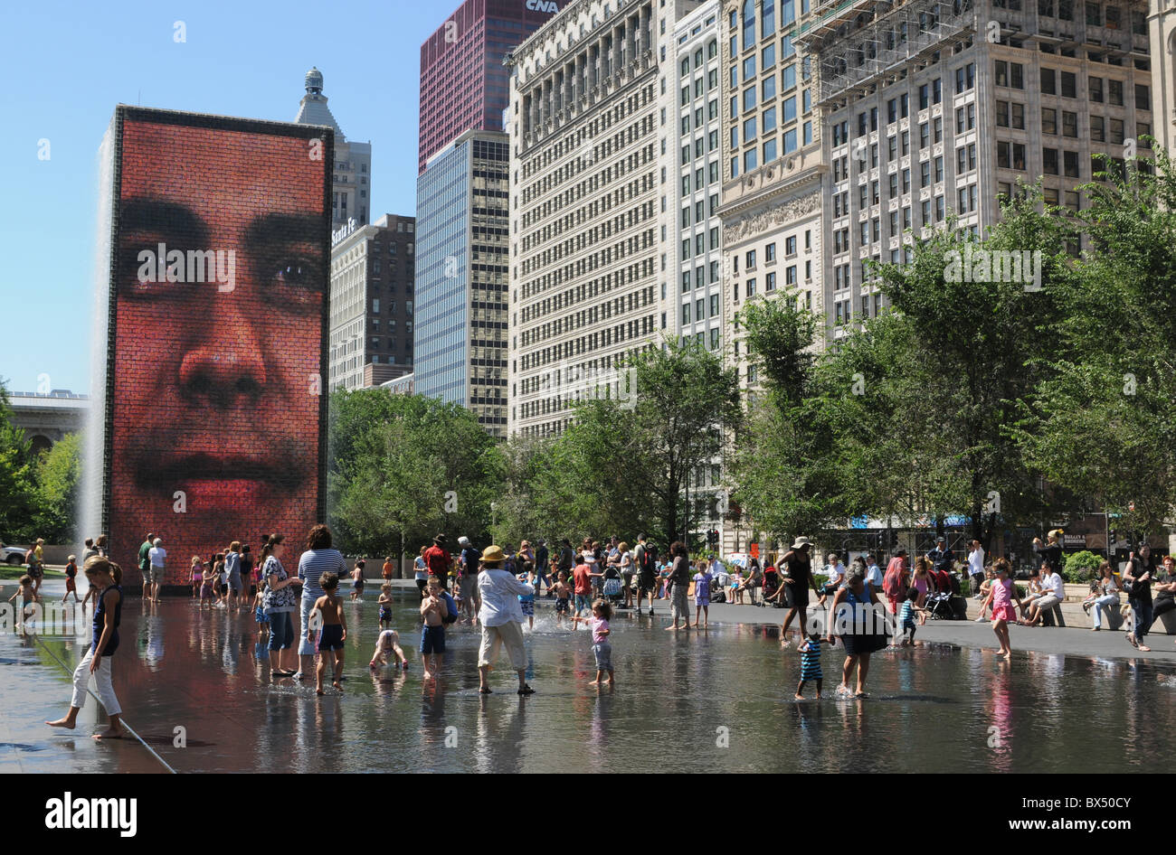 La corona Fontana e storico edificio facciate di South Michigan Avenue in un giorno di estate in Millennium Park di Chicago, Illinois. Foto Stock