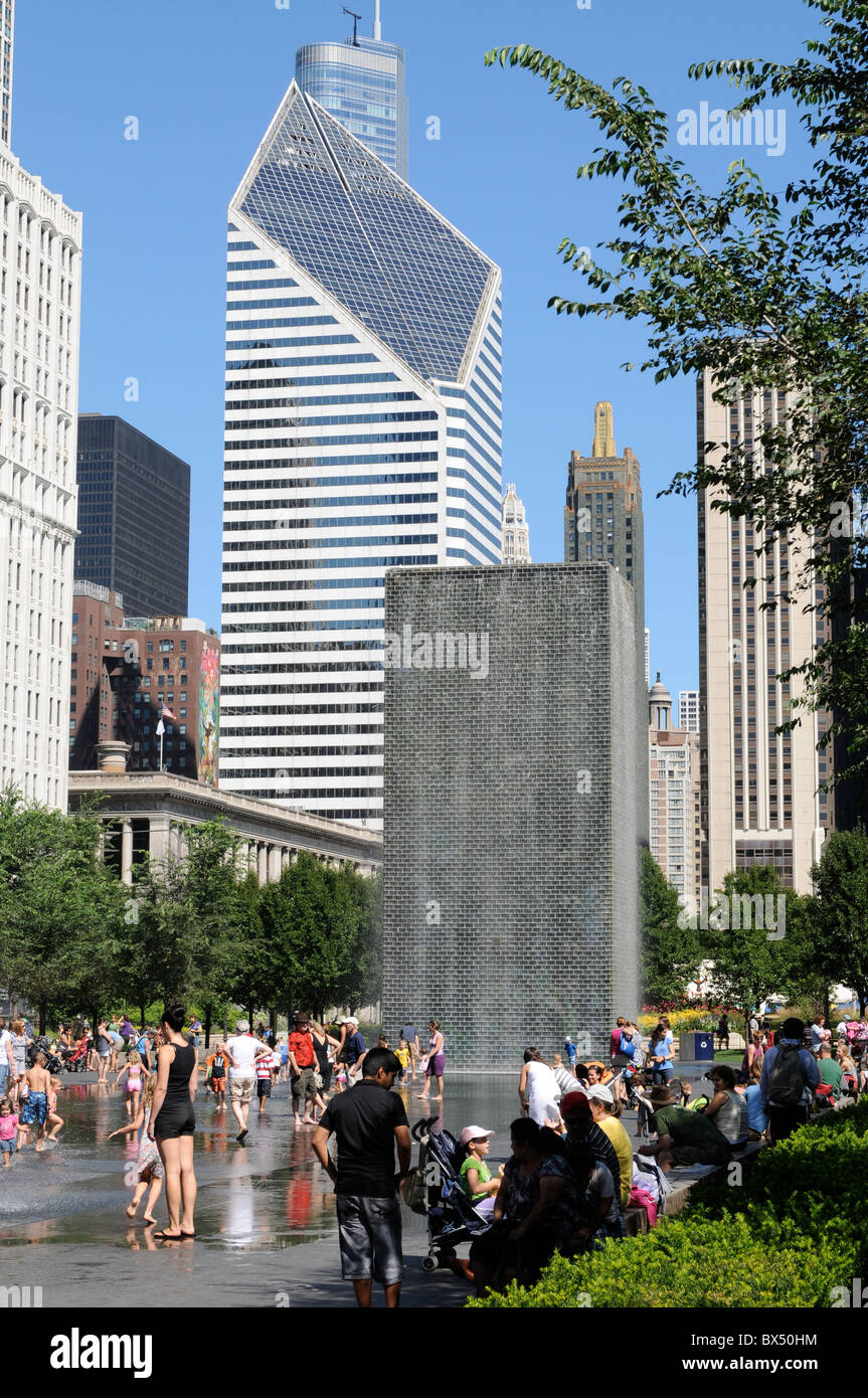 La skyline di Chicago su una brillante giornata estiva, incorniciato dalla corona Fontana nel Millenium Park a sinistra, l'edificio Stone-Smurfit. Foto Stock