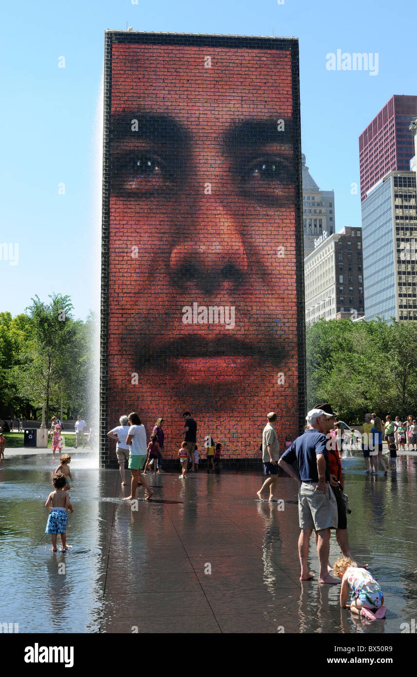 La fontana di corona su una brillante giornata estiva, nel Millennium Park di Chicago, Illinois. Foto Stock