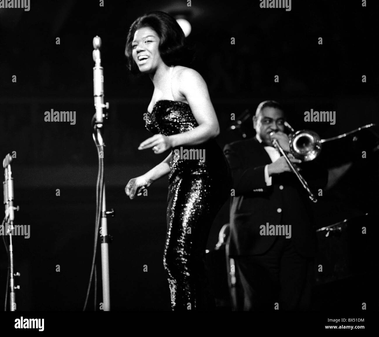 American jazz cantante Jewel Brown esegue a Lucerna Hall di Praga, Cecoslovacchia, 1965. (CTK foto / Jovan Dezort) Foto Stock