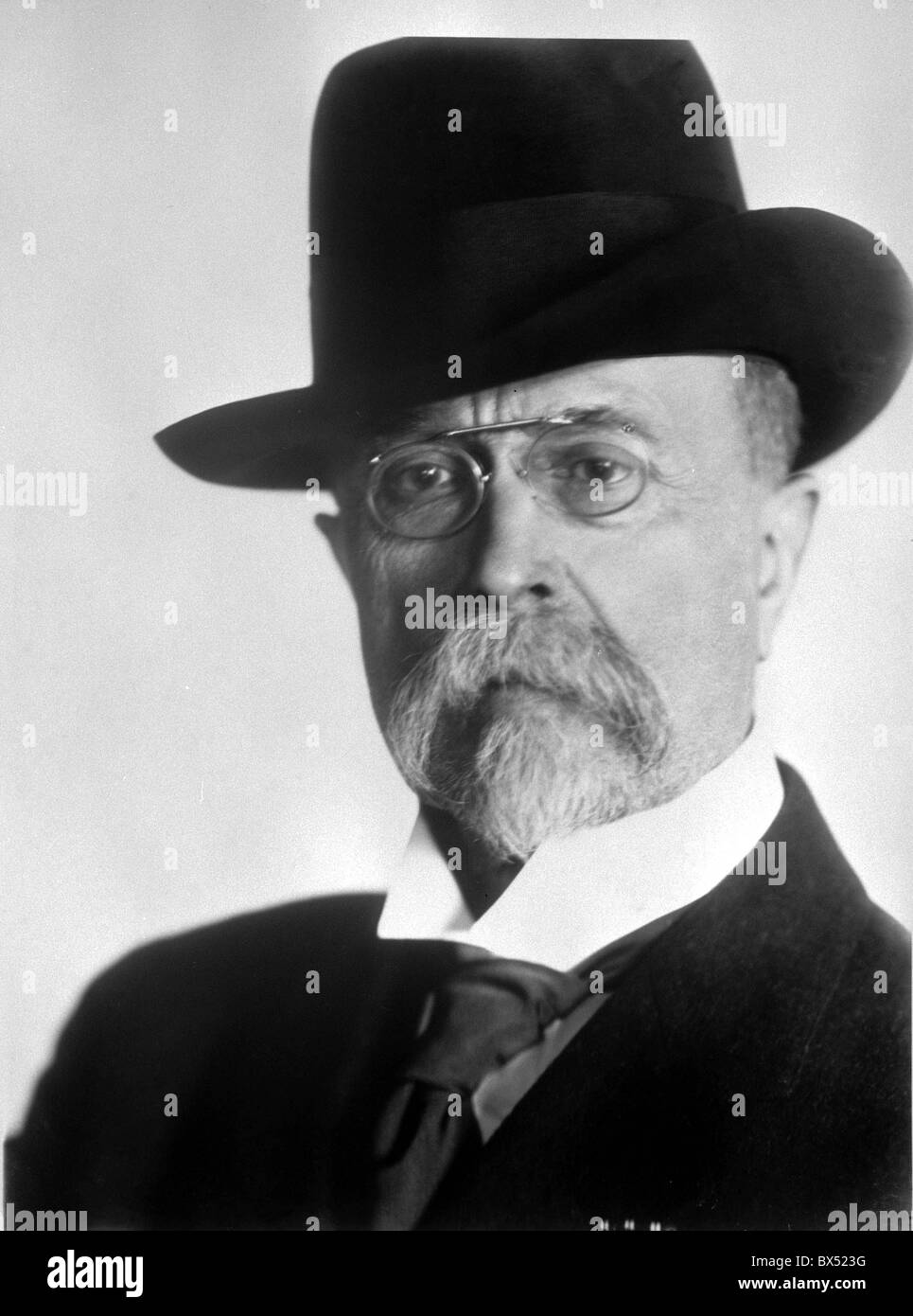 Tomas Garrigue Masaryk, presidente della Cecoslovacchia, raffigurato in Frantisek Drtikol's atelier. Senza data Foto Stock