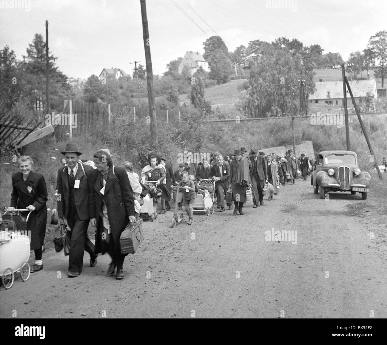 Tedeschi dei Sudeti sul loro modo ad una stazione ferroviaria a Liberec nella ex Cecoslovacchia per essere trasferiti in Germania nel luglio 1946. Foto Stock