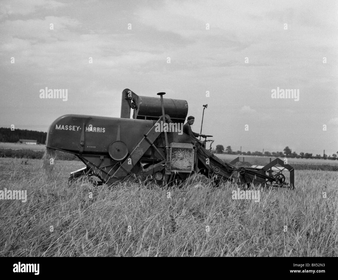 La Cecoslovacchia 1948.. Macchina trebbiatrice .CTK Vinatge foto Foto Stock