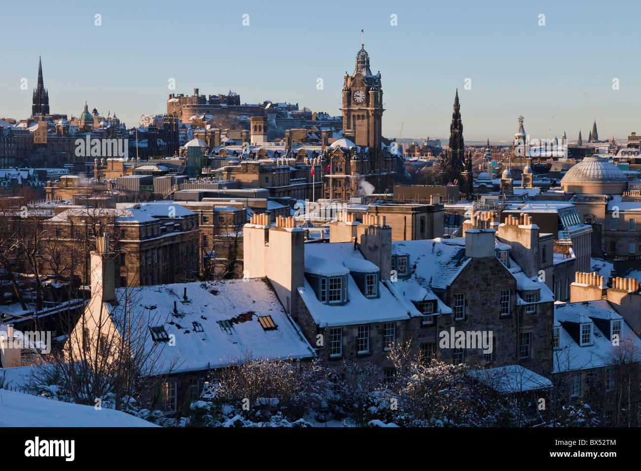 Edimburgo paesaggio urbano sul tetto nella neve su un freddo inverno mattina con il castello dietro. Foto Stock