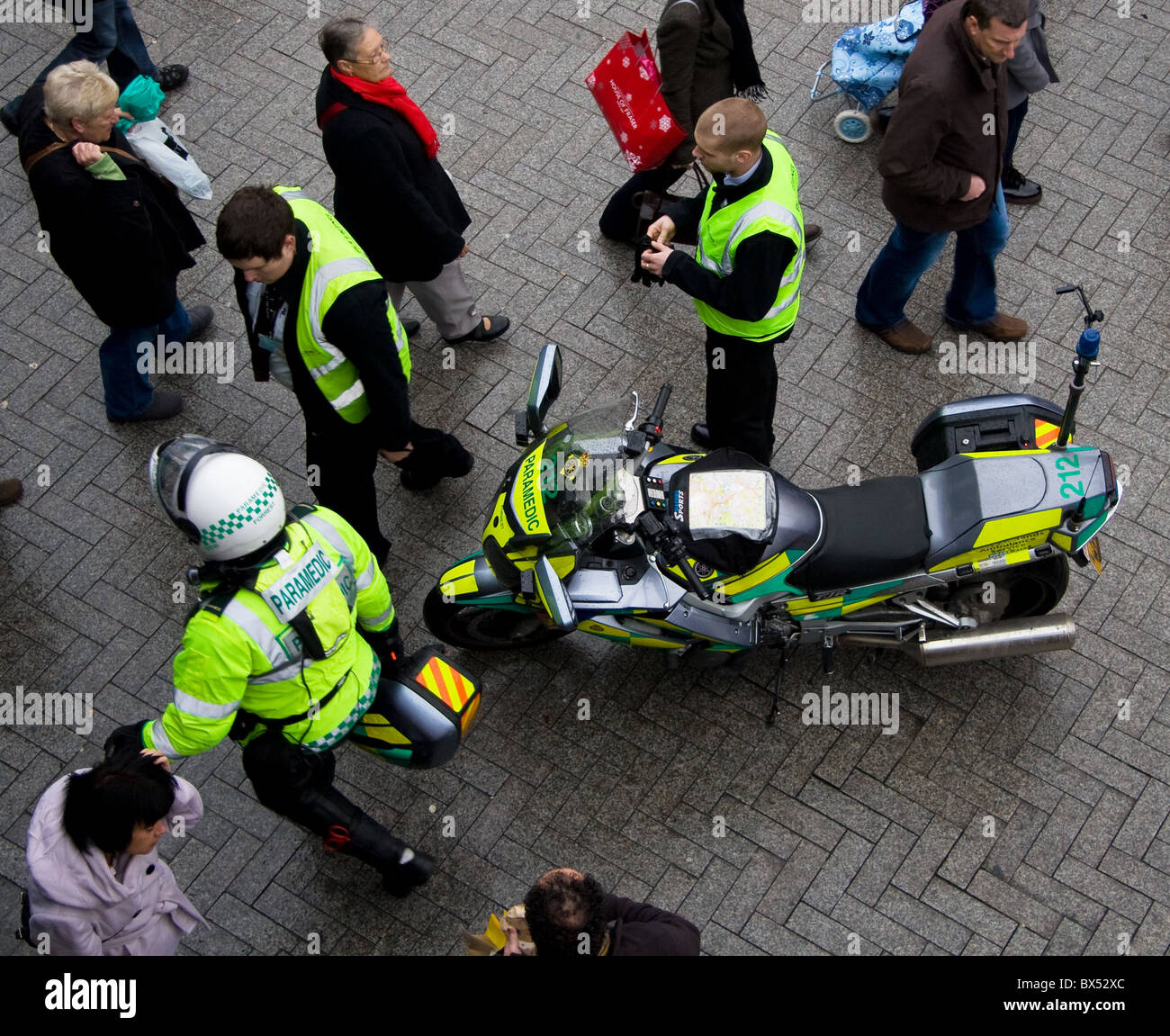 Paramedic motociclista, frequentando incidente in area pedonale di Bullring Shopping Centre, Birmingham REGNO UNITO Foto Stock