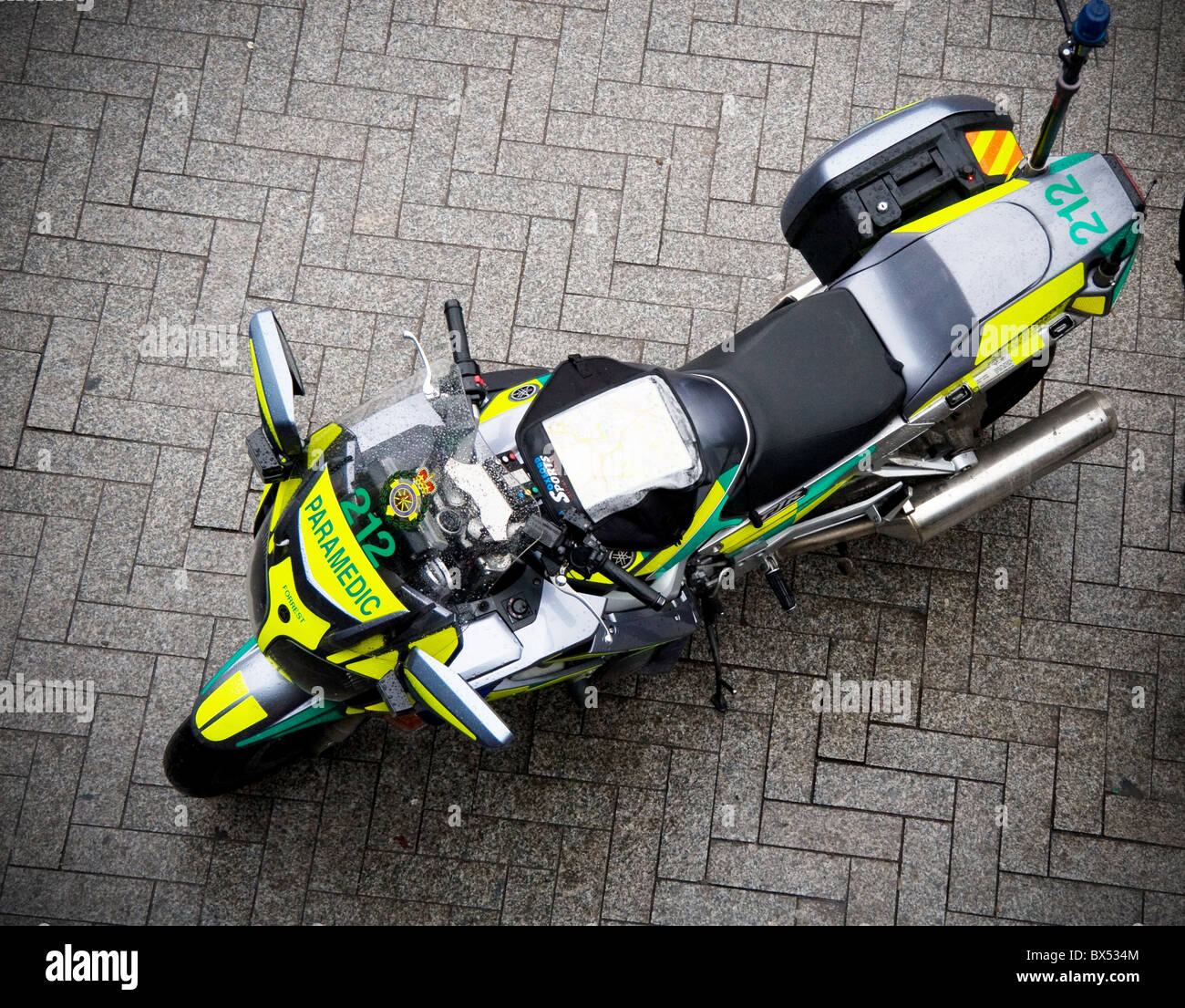 Paramedic motociclo, frequentando incidente in area pedonale di Bullring Shopping Centre, Birmingham REGNO UNITO Foto Stock