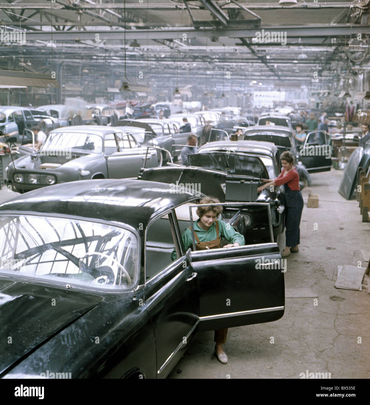 Produzione di lussuosi Tatra 603 vetture alla Tatra Koprivnice fabbrica, ottobre 1962. CTK foto/Alexandr Hampl Foto Stock