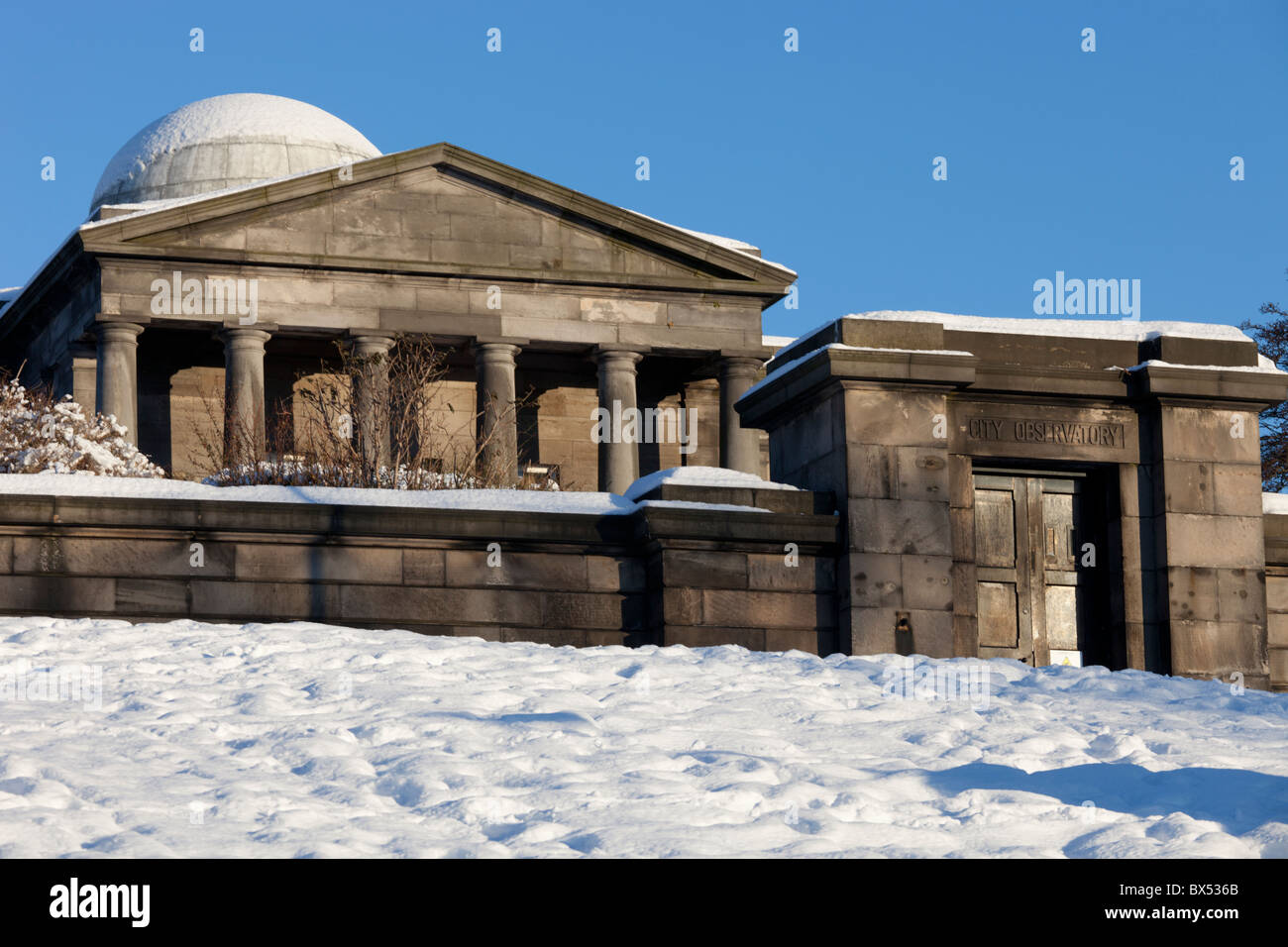 La città osservatorio sulla Calton Hill, Edimburgo, Scozia, nella neve Foto Stock