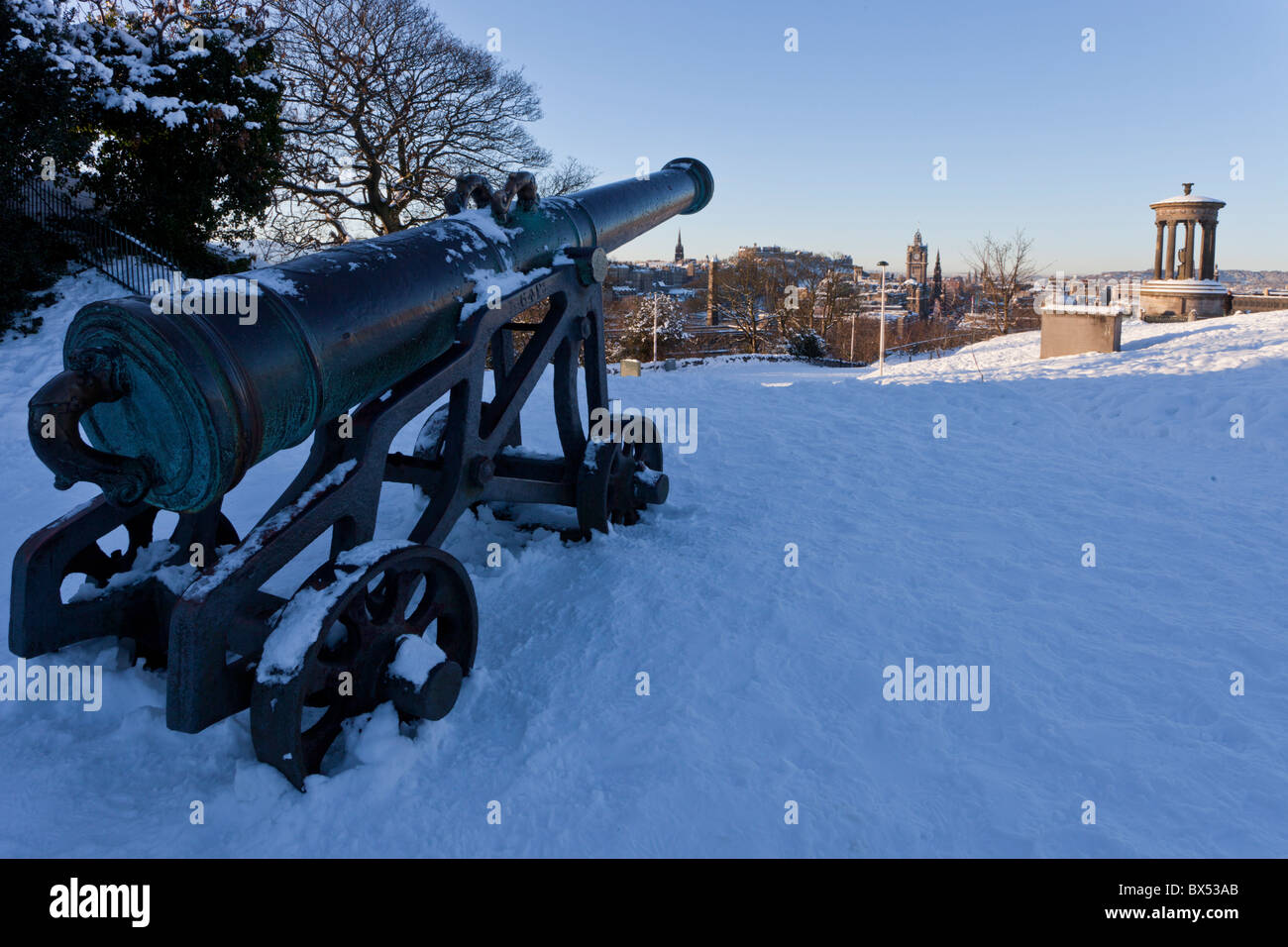 Canon in bronzo nella neve su Calton Hill, Edimburgo in Scozia Foto Stock