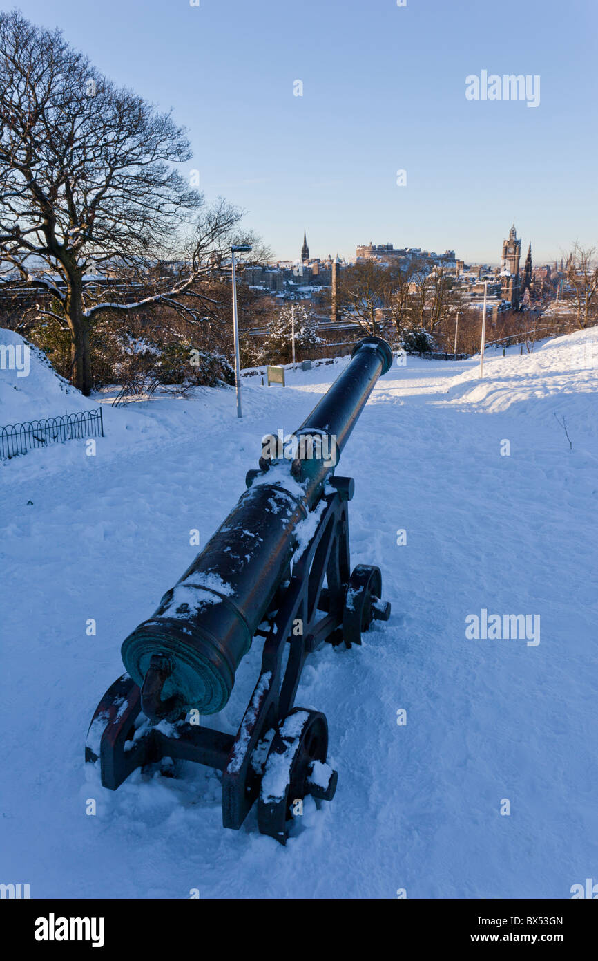Canon in bronzo nella neve su Calton Hill, Edimburgo in Scozia Foto Stock